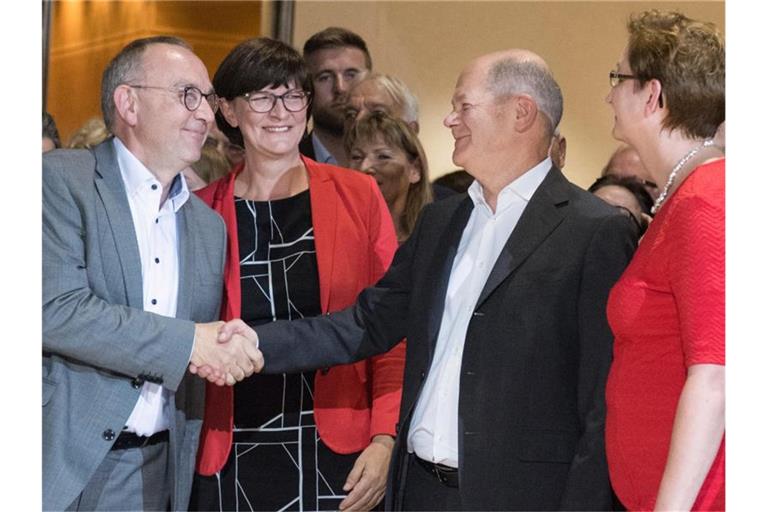 Die Kandidatenpaare Norbert Walter-Borjans (l) und Saskia Esken (2.v.l) sowie Olaf Scholz und Klara Geywitz. Foto: Jörg Carstensen/dpa