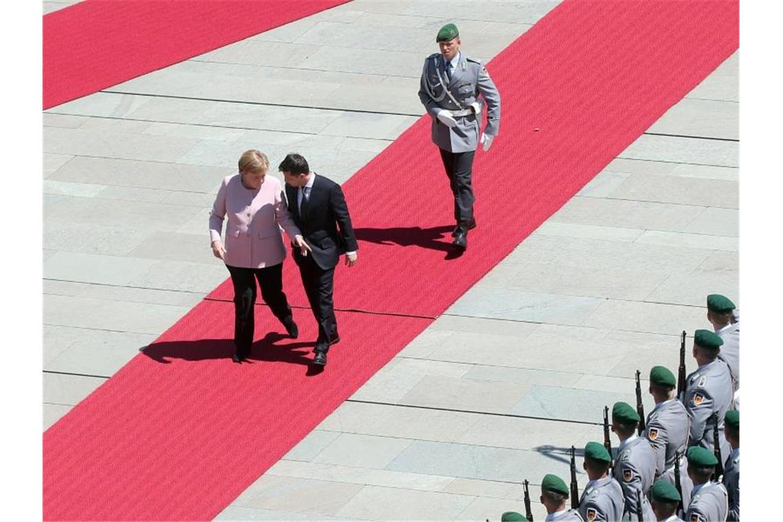Die Kanzlerin empfängt ihren Gast mit militärischen Ehren vor dem Bundeskanzleramt. Foto: Wolfgang Kumm
