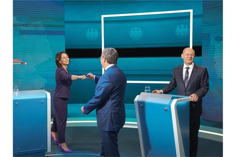 Die Kanzlerkandidaten Armin Laschet (M), Annalena Baerbock und Olaf Scholz vor der Sendung im TV-Studio in Berlin-Adlershof. Foto: Michael Kappeler/dpa Pool/dpa