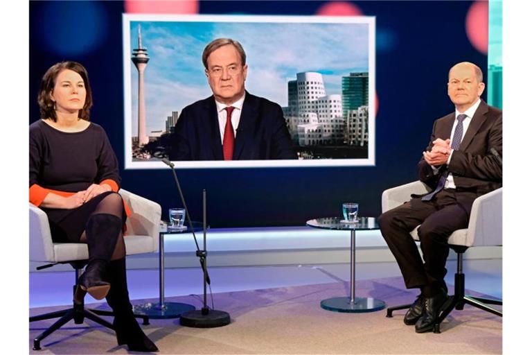 Die Kanzlerkandidaten von Union und SPD, Armin Laschet und Olaf Scholz (r), neben der Mitbewerberin von den Grünen, Annalena Baerbock. Foto: Oliver Ziebe/WDR/dpa