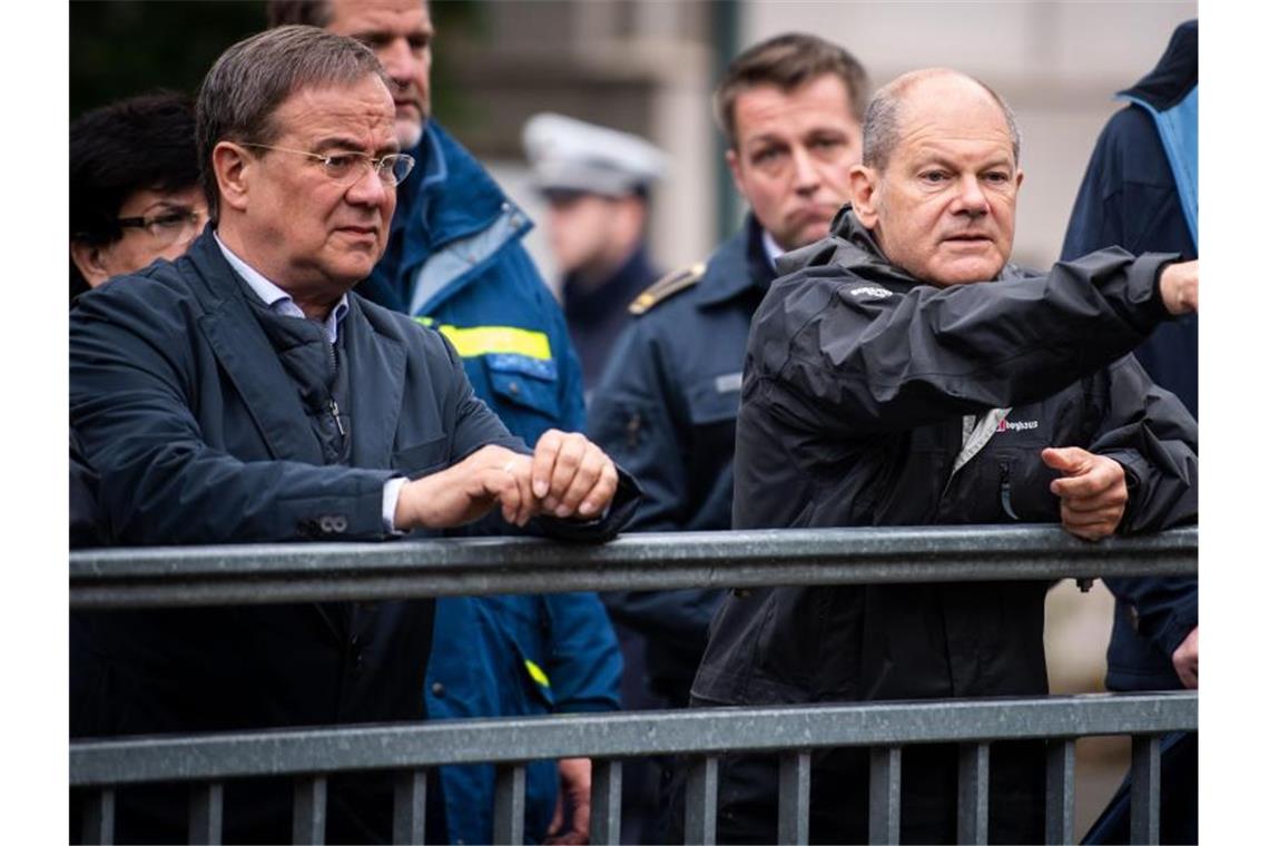 Die Kanzlerkandidaten von Union und SPD, Armin Laschet und Olaf Scholz, bei einem Besuch der Flutgebiete in Nordrhein-Westfahlen. Foto: Marius Becker/dpa-Pool/dpa