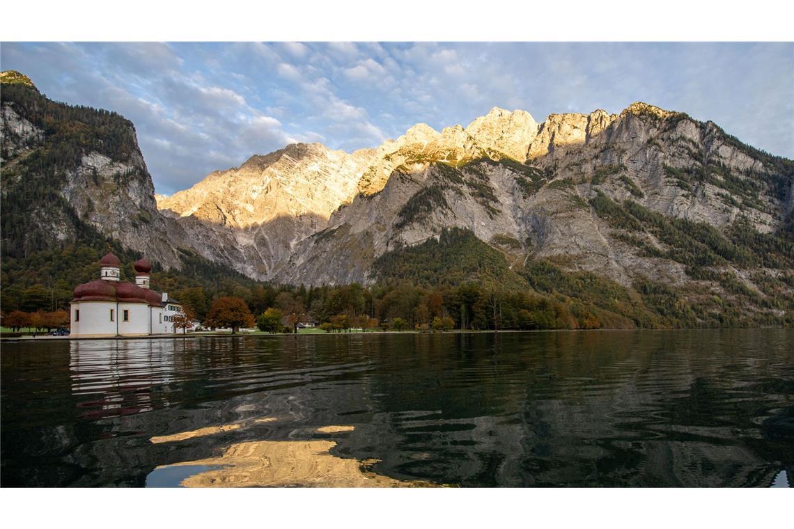 Von Kuh angerempelt – Urlauber verletzt Die Kapelle St. Bartholomä steht im Nationalpark am Königssee vor dem Watzmann.