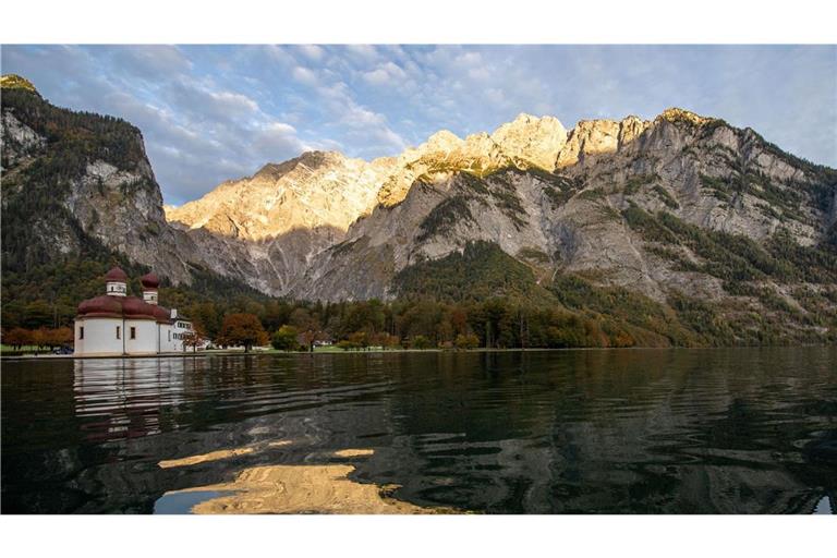 Die Kapelle St. Bartholomä steht im Nationalpark am Königssee vor dem Watzmann.