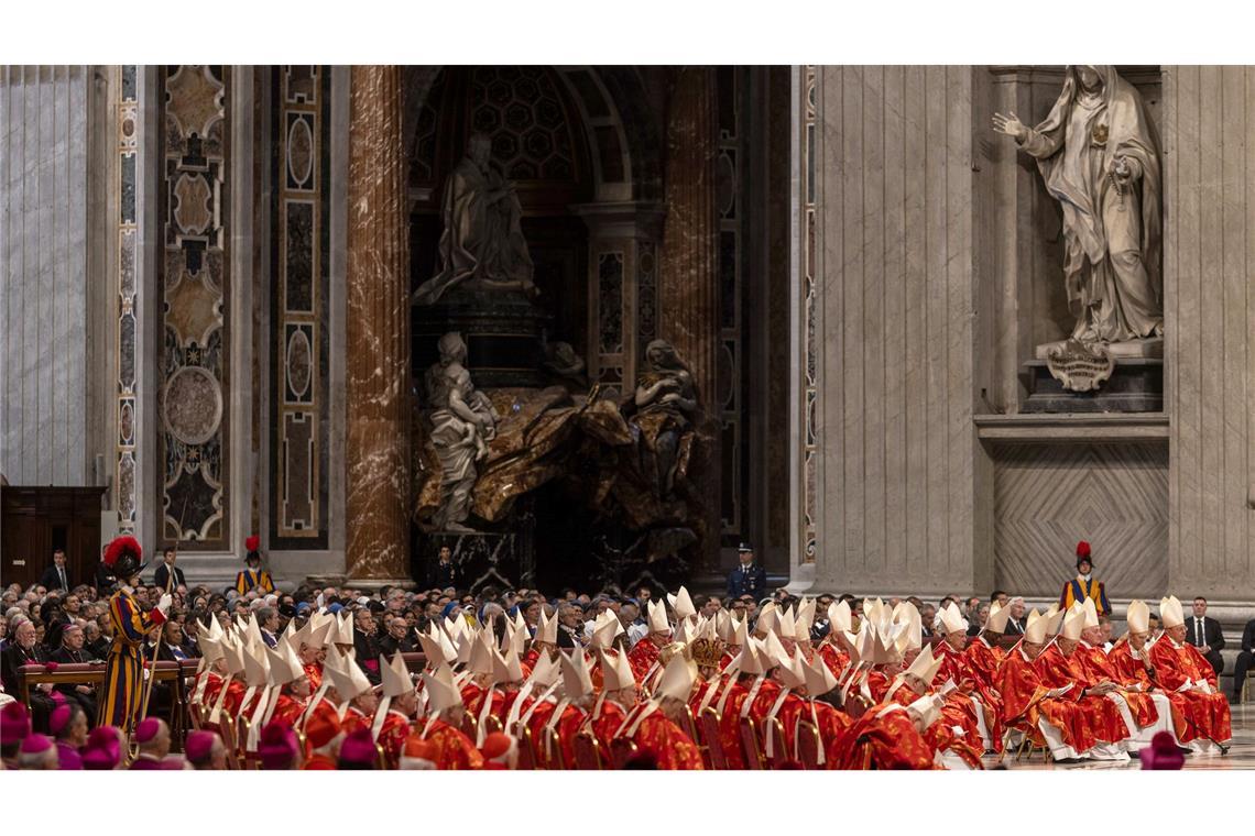 Schwarzer Rauch: Noch kein neuer Papst gewählt Die Kardinäle feierten am Morgen die Messe "Pro eligendo Romano Pontefice" im Petersdom.