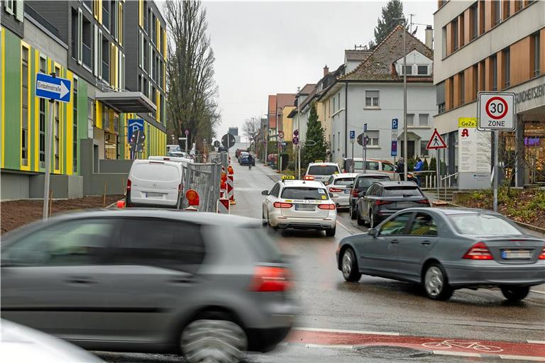 Die Karl-Krische-Straße wird dauerhaft zur Einbahnstraße. Außerdem soll der Platz vor dem Gesundheitszentrum etwas umgestaltet werden, unter anderem mit Kurzzeitparkplätzen. Foto: Alexander Becher