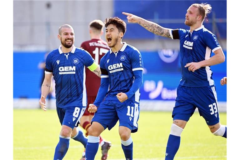 Die Karlsruher, (l-r) Jerome Gondorf, Kyoung-rok Choi und Philipp Hofmann, jubeln. Foto: Uli Deck/dpa