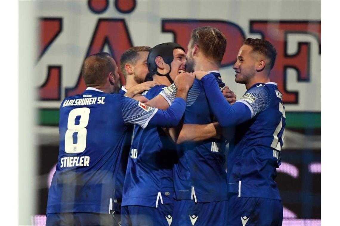 Karlsruher SC beendet Schwächephase: 4:1 gegen Regensburg Die Karlsruher Mannschaft bejubelt den Treffer zum 3:0 durch Philipp Hofmann. Foto: Uli Deck/dpa