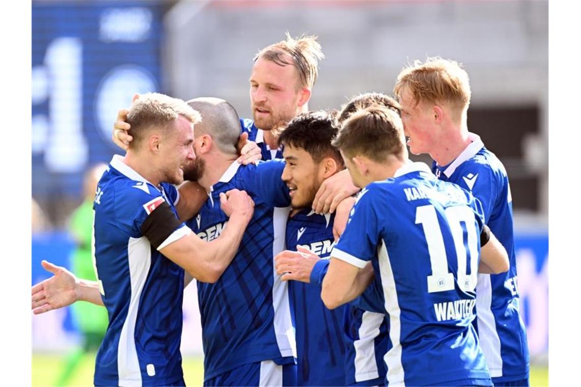 Karlsruher SC hofft auf Rückkehr von Innenverteidiger Kobald Die Karlsruher Mannschaft. Foto: Uli Deck/dpa