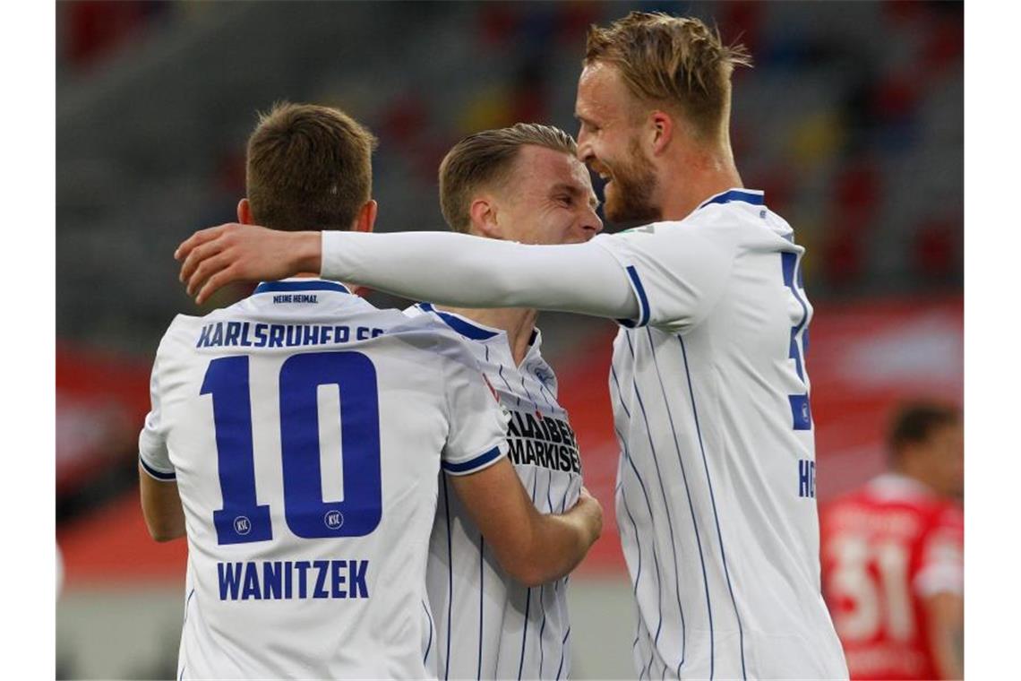 2:3 bei Fortuna Düsseldorf: Letzte Chance des KSC dahin Die Karlsruher Marvin Wanitzek, Marco Thiede und Philipp Hofmann bejubeln die 1:0 Führung durch ein Düsseldorfer Eigentor. Foto: Roland Weihrauch/dpa