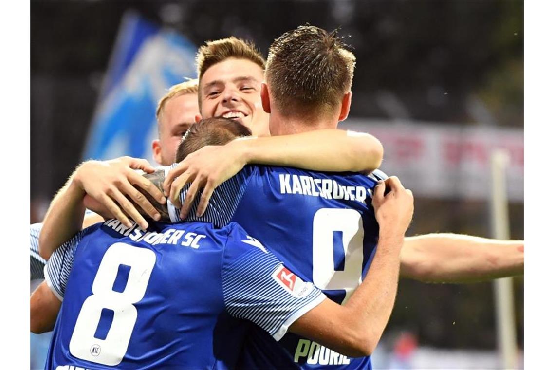 Die Karlsruher Spielern feiern den Treffer zum 1:0 gegen Sandhausen durch Manuel Stiefler. Foto: Uli Deck