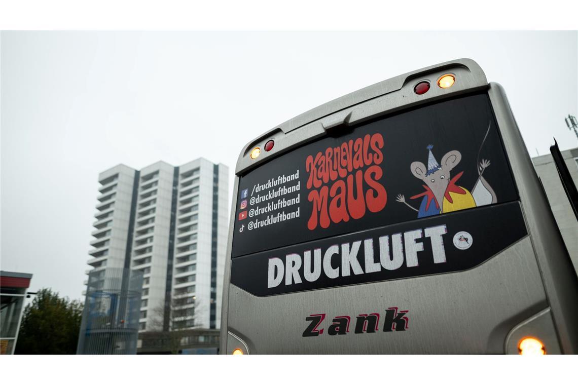 Die "Karnevalsmaus" ist bei Auftritten von Druckluft allgegenwärtig - auch auf dem Bus. (Archivbild)