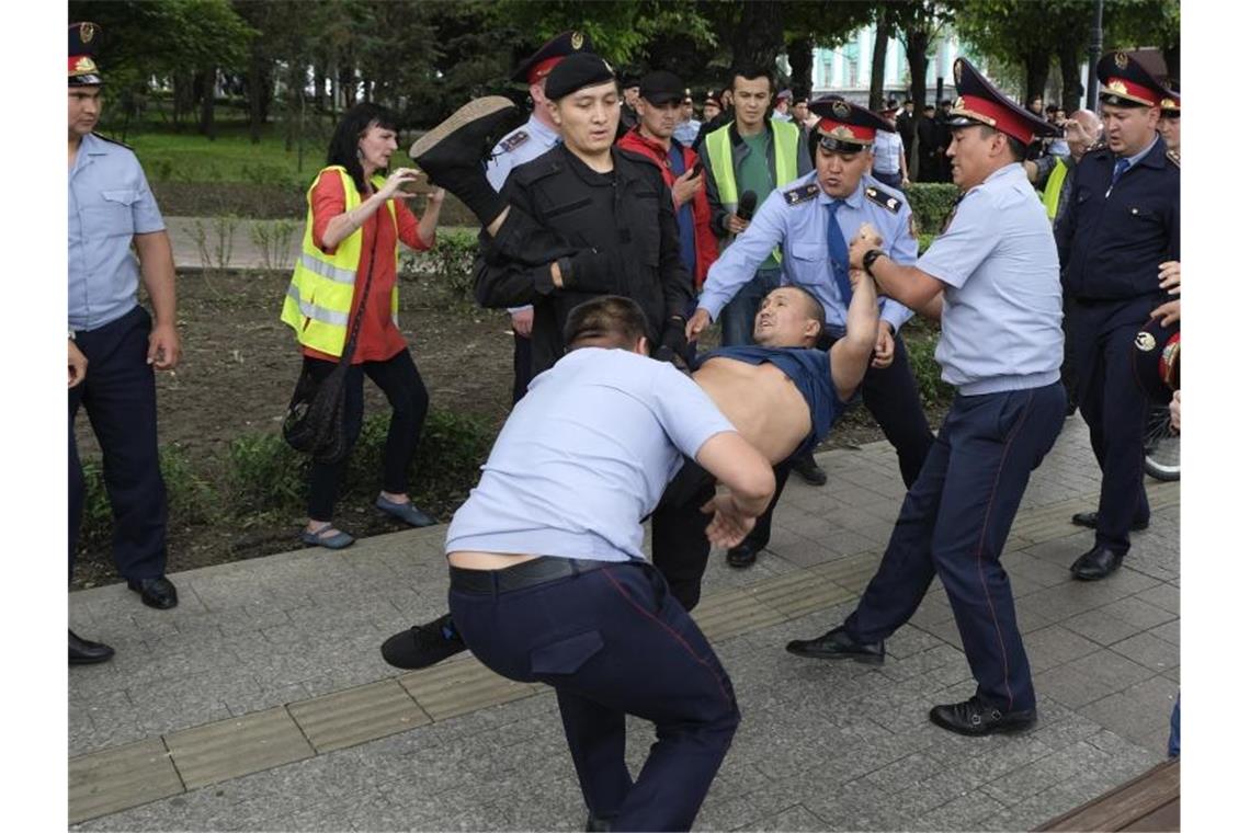 Die kasachische Polizei verhaftet einen Demonstranten bei einem Protest gegen die Präsidentschaftswahlen. Foto: Vladimir Tretyakov/AP
