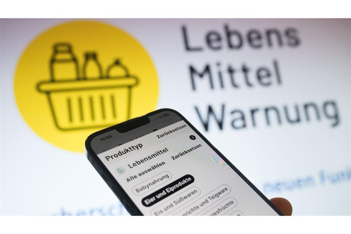 Die Kategorienauswahl der App «Lebensmittelwarnung.de» ist während einer Pressekonferenz des Bundesamts für Verbraucherschutz und Lebensmittelsicherheit zu sehen. (Symbolbild)