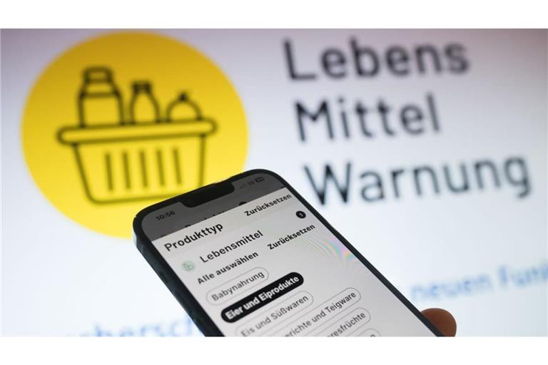 Die Kategorienauswahl der App «Lebensmittelwarnung.de» ist während einer Pressekonferenz des Bundesamts für Verbraucherschutz und Lebensmittelsicherheit zu sehen. (Symbolbild)
