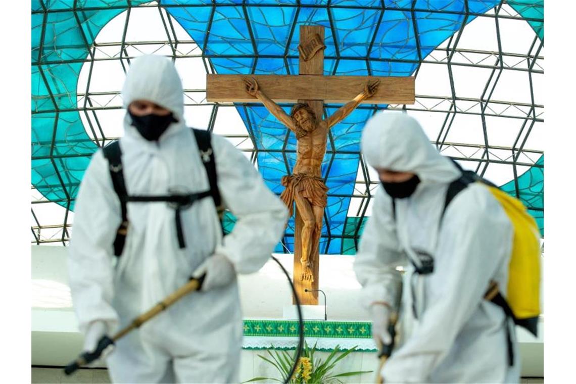 Die Kathedrale Nossa Senhora Aparecida in Brasilia wird desinfiziert. Foto: Myke Sena/dpa