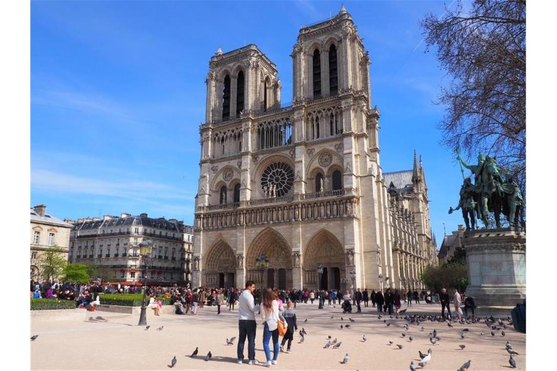 Kein Glasturm: Notre-Dame bleibt originalgetreu Die Kathedrale Notre-Dame de Paris - aufgenommen vor dem Brand im April 2019. Foto: Christian Böhmer/dpa