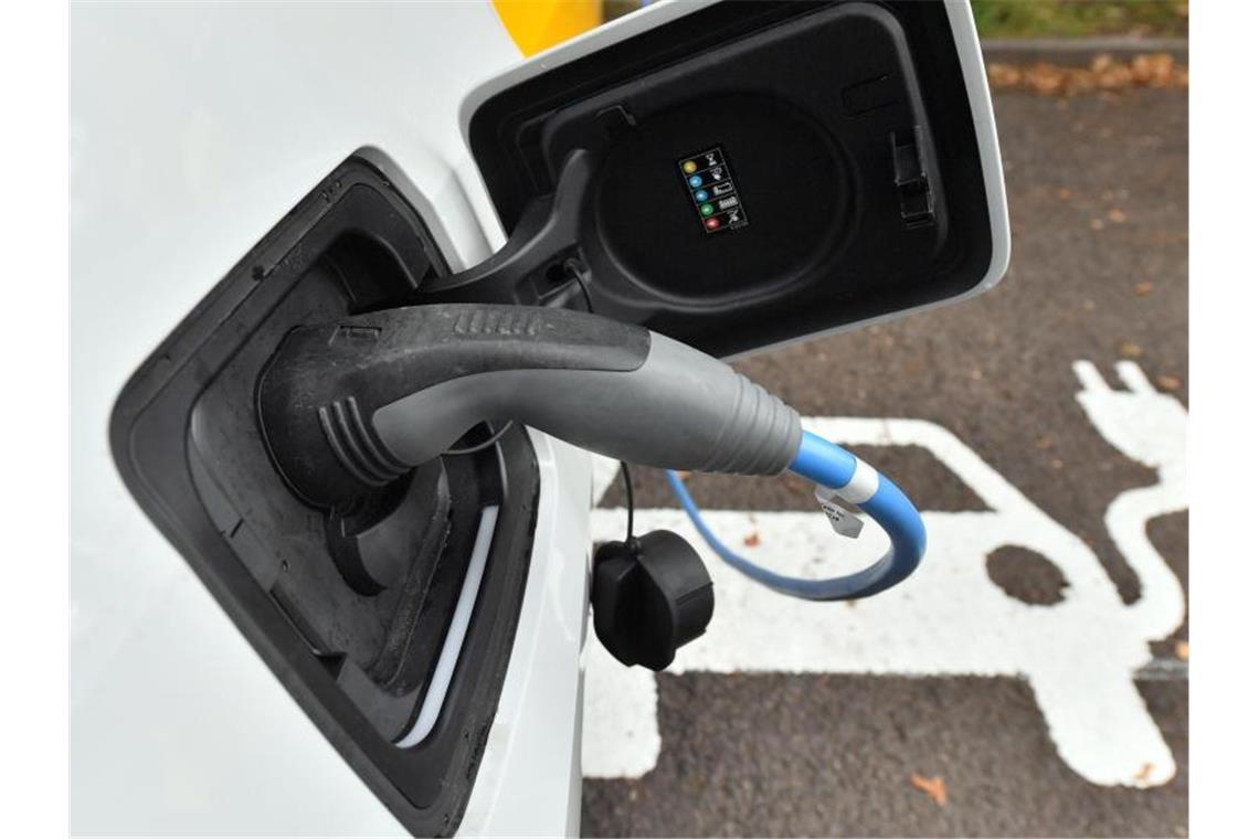 Mehr Kindergeld und höhere Renten: Was sich zum Juli ändert Die Kaufprämie für Elektroautos bekommt einen zusätzlichen Baustein. Wer ein akustisches Warnsystem einbauen lässt, erhält pauschal 100 Euro Förderung. Foto: Hendrik Schmidt