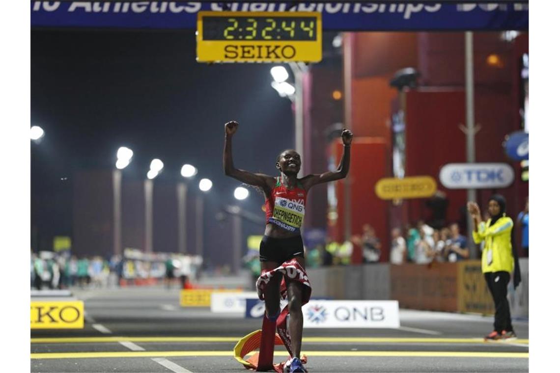 Die Kenianerin Ruth Chepngetich lief beim WM-Marathon als Erste durchs Ziel. Foto: Petr David Josek/AP