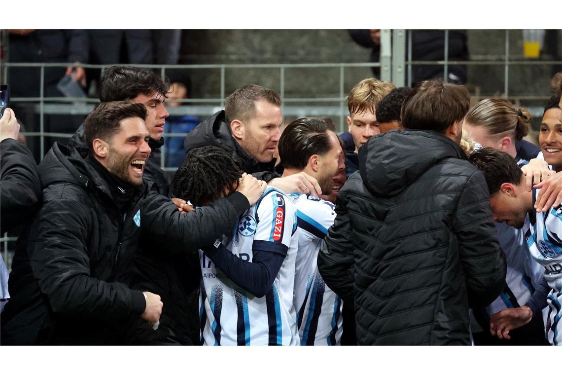 Die Kickers-Bank feiert mit.