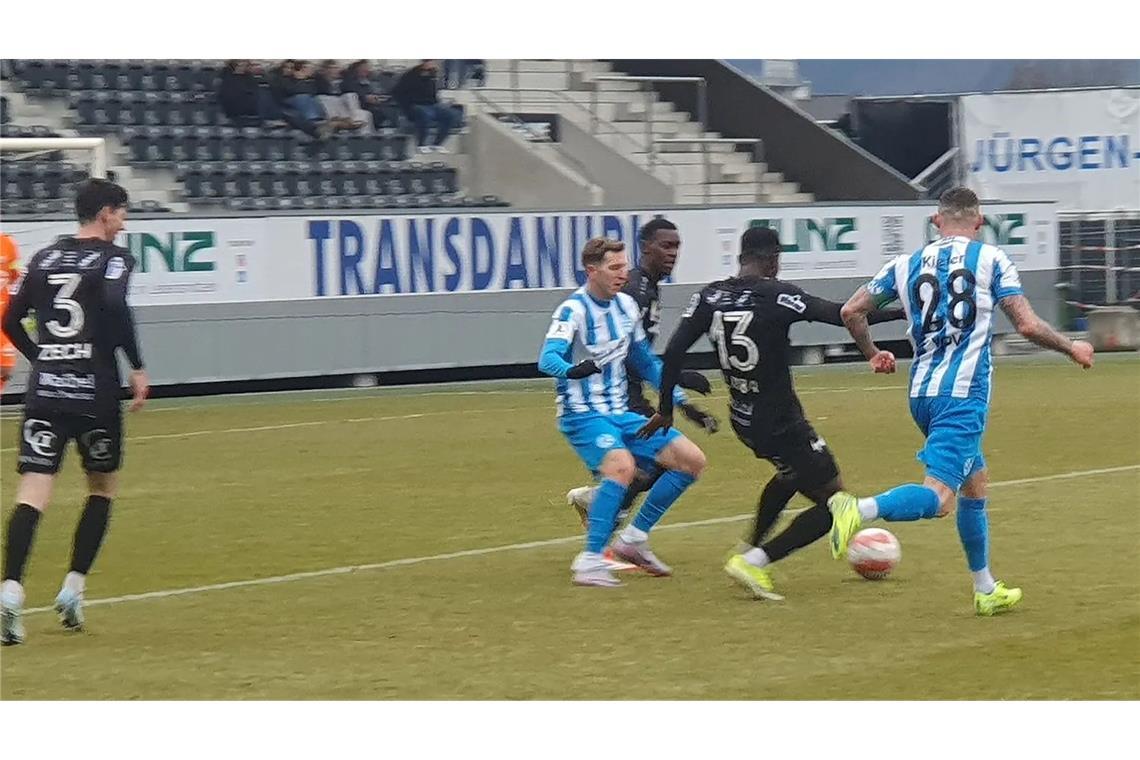 Knappe Niederlage bei 120-Minuten-Test in Vorarlberg Die Kickers halten gegen den österreichischen Erstligisten dagegen, verlieren aber knapp mit 2:3.