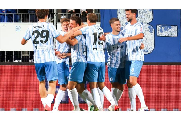 Die Kickers jubeln über das1:0.