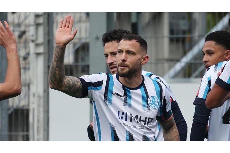 Die Kickers mit Kapitän Lukas Kiefer hoffen in Homburg auf Punkte.