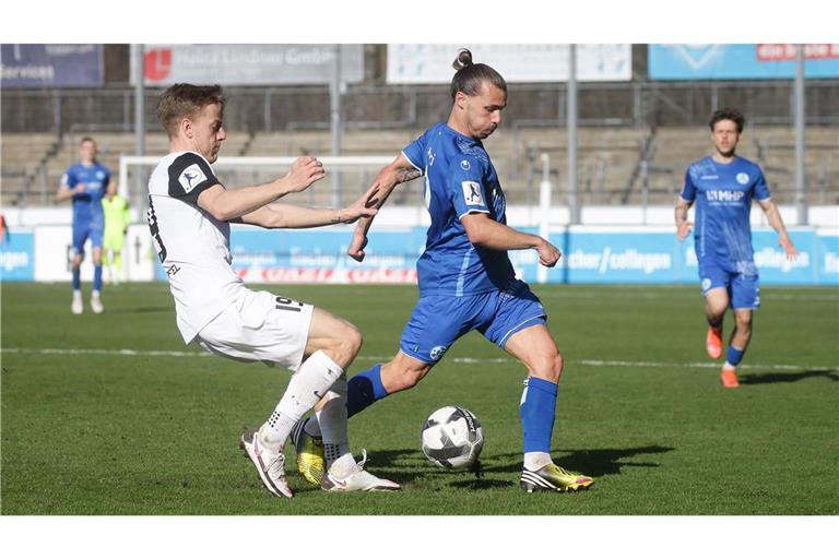 Die Kickers (Sinan Tekerci/re.  gegen Tim Kirchner) schlugen Anfang März den TSV Steinbach Haiger mit 4:0 – am Mittwoch besiegte Steinbach die TSG Hoffenheim II.