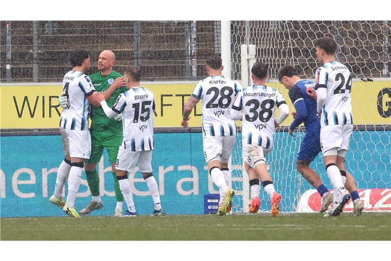 Die Kickers-Spieler sagen Danke bei Keeper Felix Dornebusch.