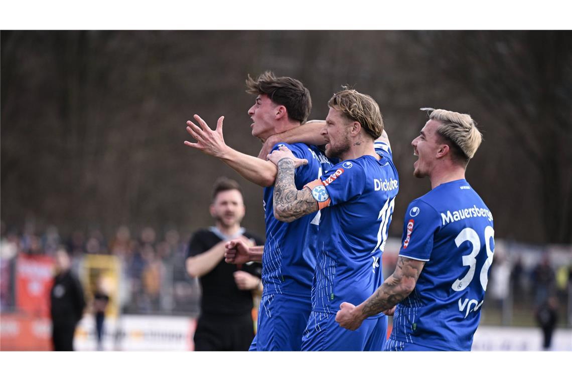 Das waren die Schlüsselmomente der Blauen 2024 Die Kickers starten mit einem 2:1-Arbeitssieg am 9. März bei der TSG Balingen ins Fußballjahr 2024. Paul Polauke (li.) köpfte das Tor zur 1:0-Führung. Nach diesem 23. Spieltag hatten die Blauen als Spitzenreiter zehn Punkte Vorsprung auf den späteren Drittliga-Aufsteiger VfB Stuttgart II.