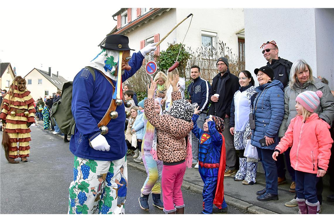 Die Kids auf Wurstjagd, die ein Schaffle der Narrenzunft Feuerbach an der Angel ...