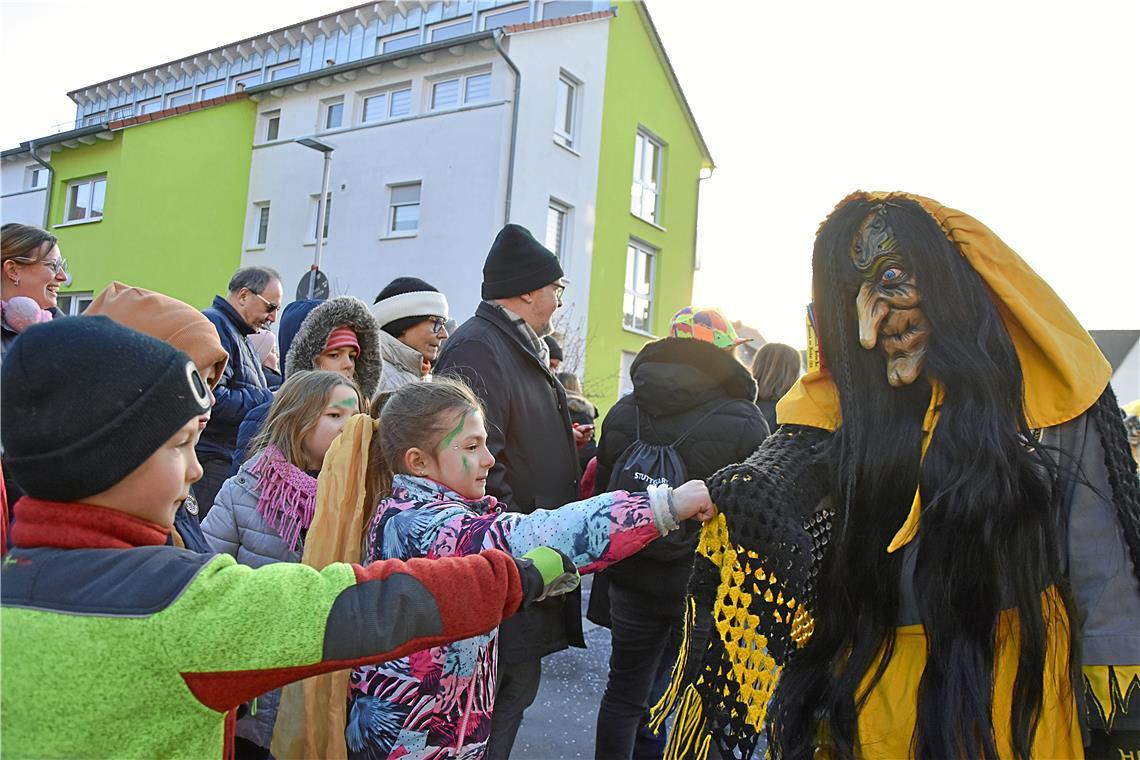 Die Kids hatten keinerlei Berührungsängste. 66-Jahre Faschingsverein Burgstetten...
