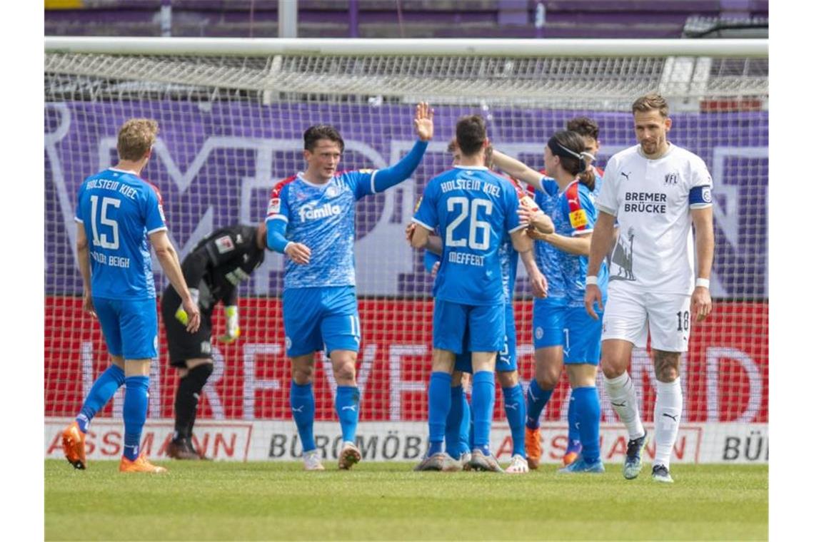 Aufstiegsrennen: Kiel meldet sich zurück - Düsseldorf patzt Die Kieler feierten nach der langen Corona-Quarantäne einen souveränen Sieg gegen den VfL Osnabrück. Foto: David Inderlied/dpa