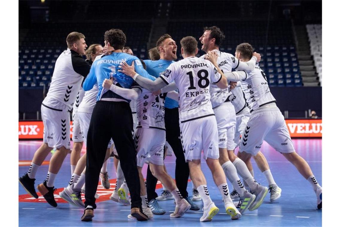 Die Kieler Spieler feiern den Gewinn der Champions League. Foto: Marius Becker/dpa