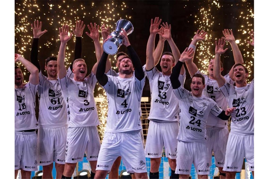 Revanche für Pokalpleite: THW Kiel gewinnt elften Supercup Die Kieler Spieler jubeln mit dem Pokal. Foto: Marius Becker/dpa