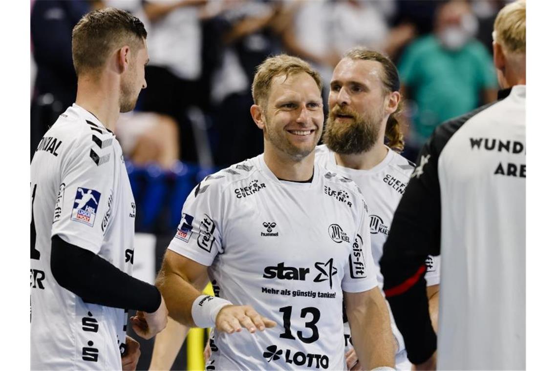 Die Kieler um Steffen Weinhold (M.) wollen deutscher Handball-Meister werden. Foto: Frank Molter/dpa