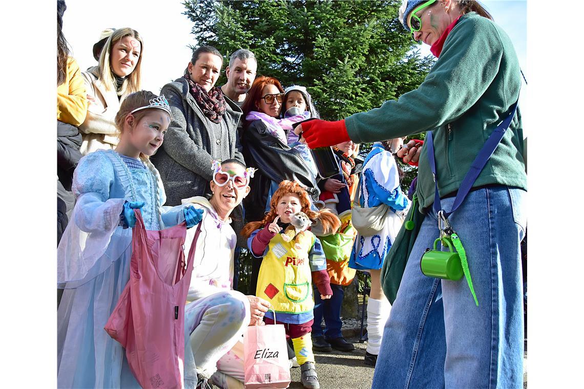 Die Kinder am Straßenrand sind bunt verkleidet. Faschingsumzug in Althütte. SK