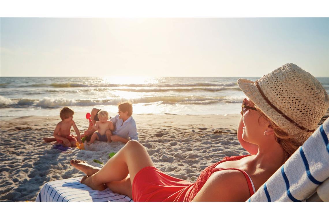 Sommer, Sonne, Frust? – Tipps, wie der Urlaub mit Kindern gelingt Die Kinder buddeln, die Mutter ruht sich aus – so stellt man sich den Familienurlaub vor. Oft geht es allerdings weniger entspannt zu.