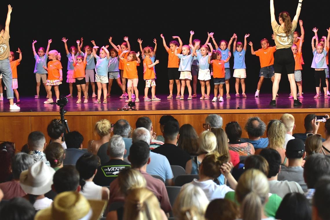 Die Kinder der Tanzschule Bayerle-Auchter zeigen, was sie können.