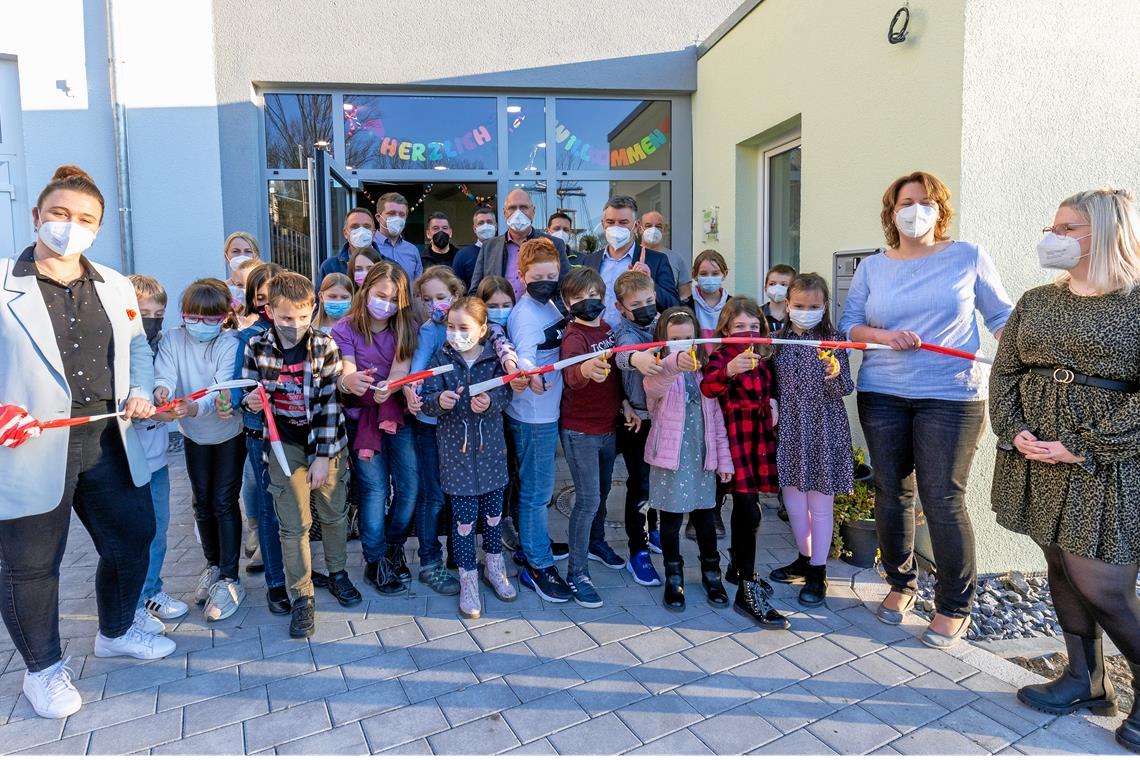 Das Kinderhaus in Unterweissach ist offiziell eröffnet Die Kinder dürfen das Band zur Eröffnung mit durchschneiden. Sie freuen sich wie Kindergartenleitung Daniela Mattern (Zweite von rechts) und Kernzeitbetreuungsleitung Sissy Lemke (ganz links) sehr über die neuen Räumlichkeiten.