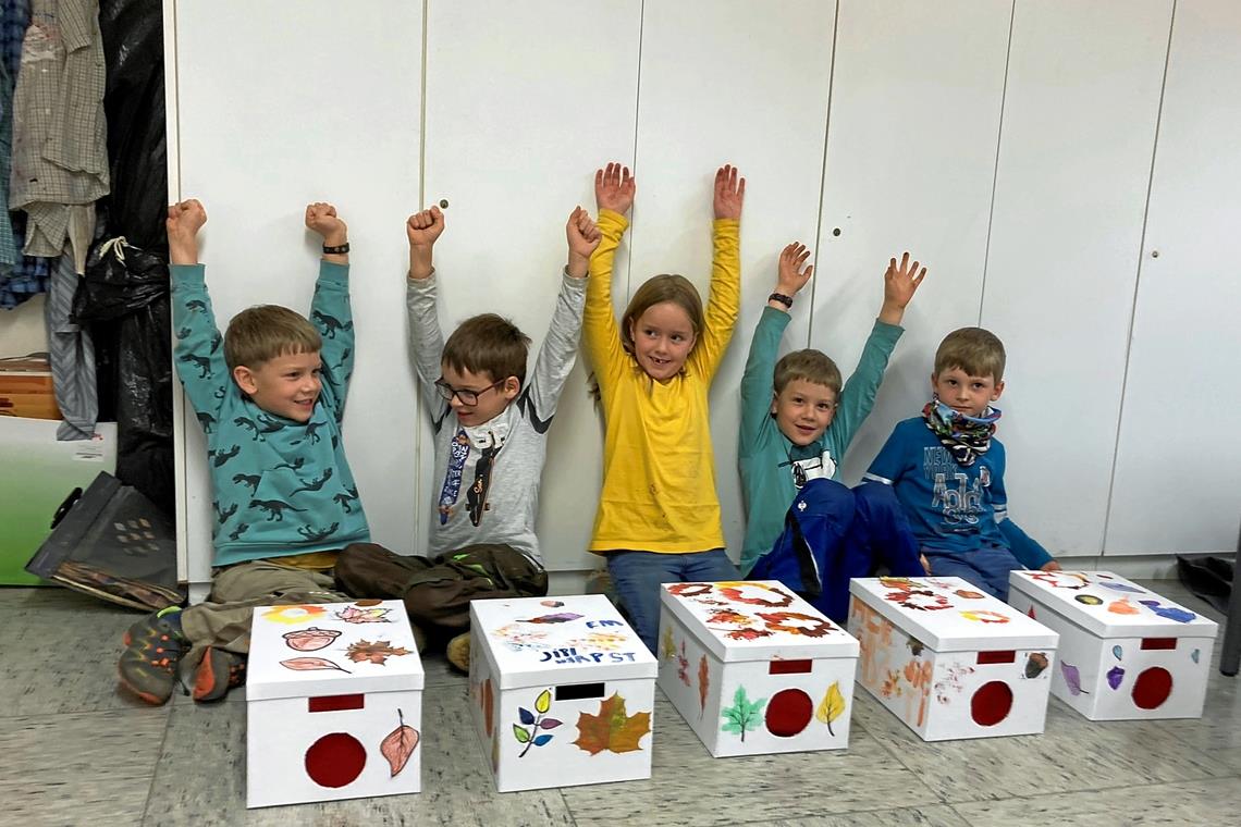 Familienprogramm: Der Herbst zum Anfassen in Kirchberg und anderswo Die Kinder freuen sich über die gemeinsame und gelungene Bastelaktion. Foto: Simone Schneider-Seebeck