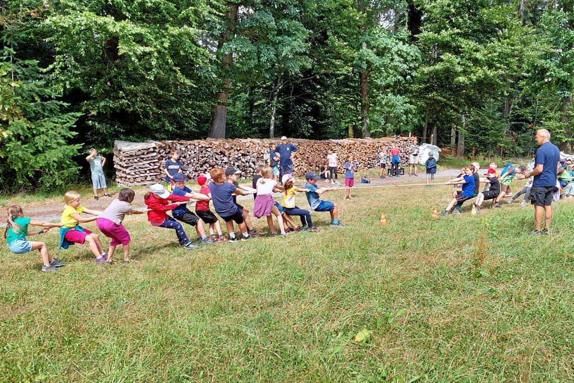 Die Kinder legen sich beim Tauziehen beim Ferienprogramm des Gesangvereins Westermurr mächtig ins Zeug. Archivfotos: privat