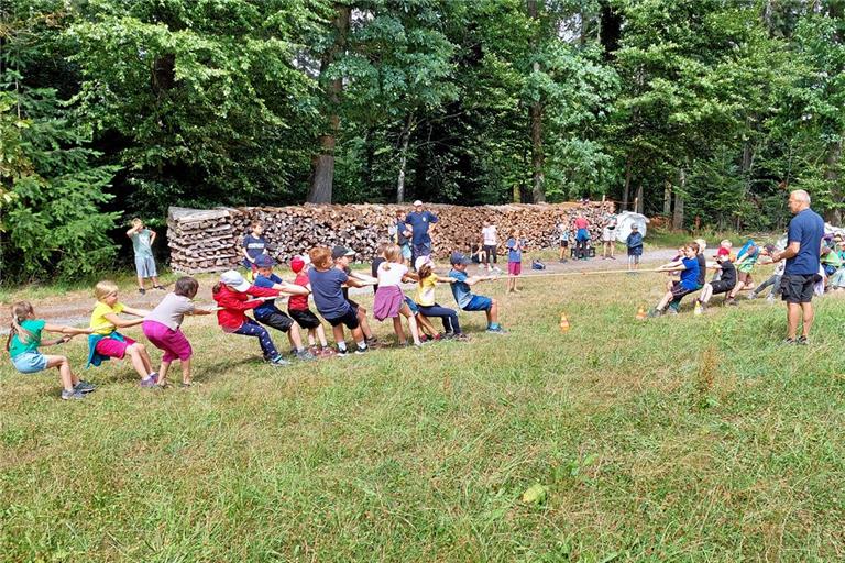 Die Kinder legen sich beim Tauziehen beim Ferienprogramm des Gesangvereins Westermurr mächtig ins Zeug. Archivfotos: privat