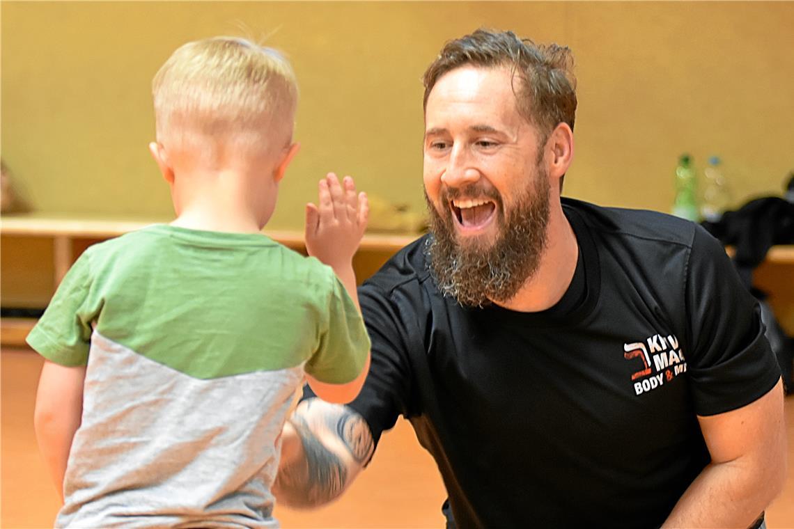 Backnang: Krav Maga für Kids Die Kinder lernen, eine Hand abzuwehren. Auch wenn es im Spiel nur die Hand ihres Trainers Felix Remppel ist. Bei dieser Übung geht es darum, eine Wäscheklammer vom Shirt des Kindes wegzunehmen. Das Kind darf oder soll sich sogar wehren. Foto: Tobias Sellmaier