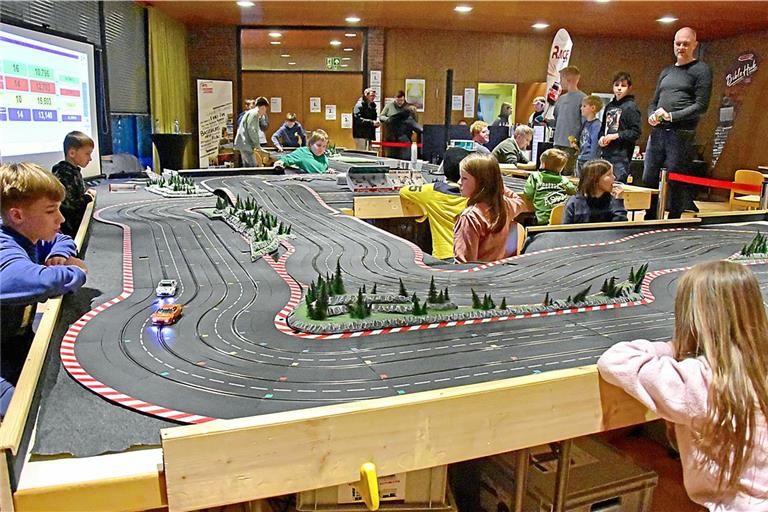 Die Kinder sind von der vierspurigen Carrerabahn begeistert. Foto: Tobias Sellmaier