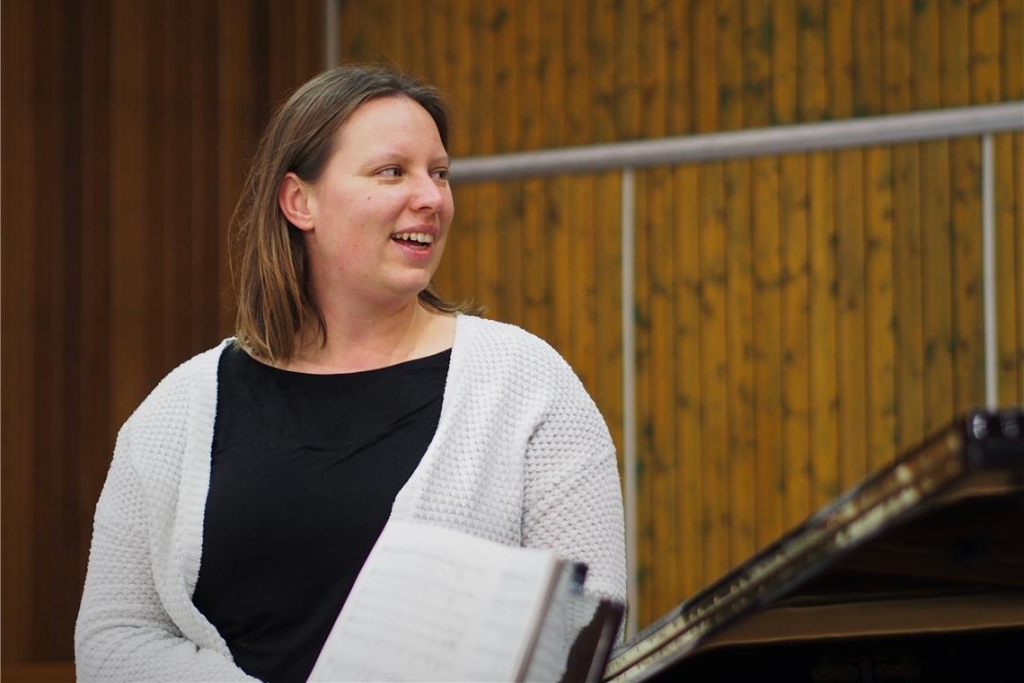 Die Kinder und Jugendlichen, die in ihrem Chor singen, kennt die neue Singschulleiterin fast alle nur übers Netz. Foto: R. Schulte