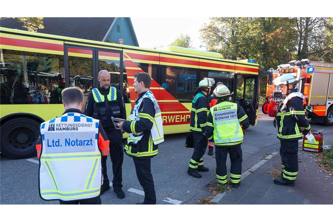 20 Menschen bei Busunfall in Hamburg verletzt - auch Kinder Die Kinder wurden mit dem Großraumrettungswagen zurück zur Schule gefahren.