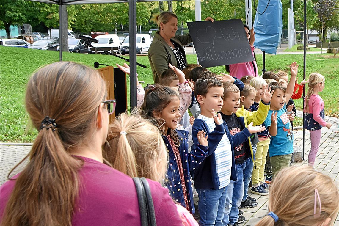 Platz zum Spielen, Basteln und Entdecken Die Kindergartenkinder tragen zur Einweihung ein Lied vor.