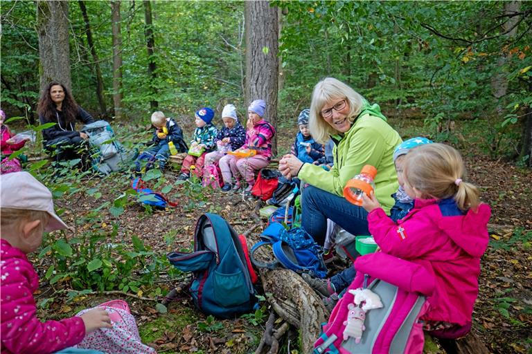 Die Kindergartenleiterinnen Silke Kugler (schwarze Jacke) und Sigrun Mosebach (grüne Jacke) sind viel mit den Kindern draußen und lassen sie ihre Umgebung erkunden. Foto: A. Becher