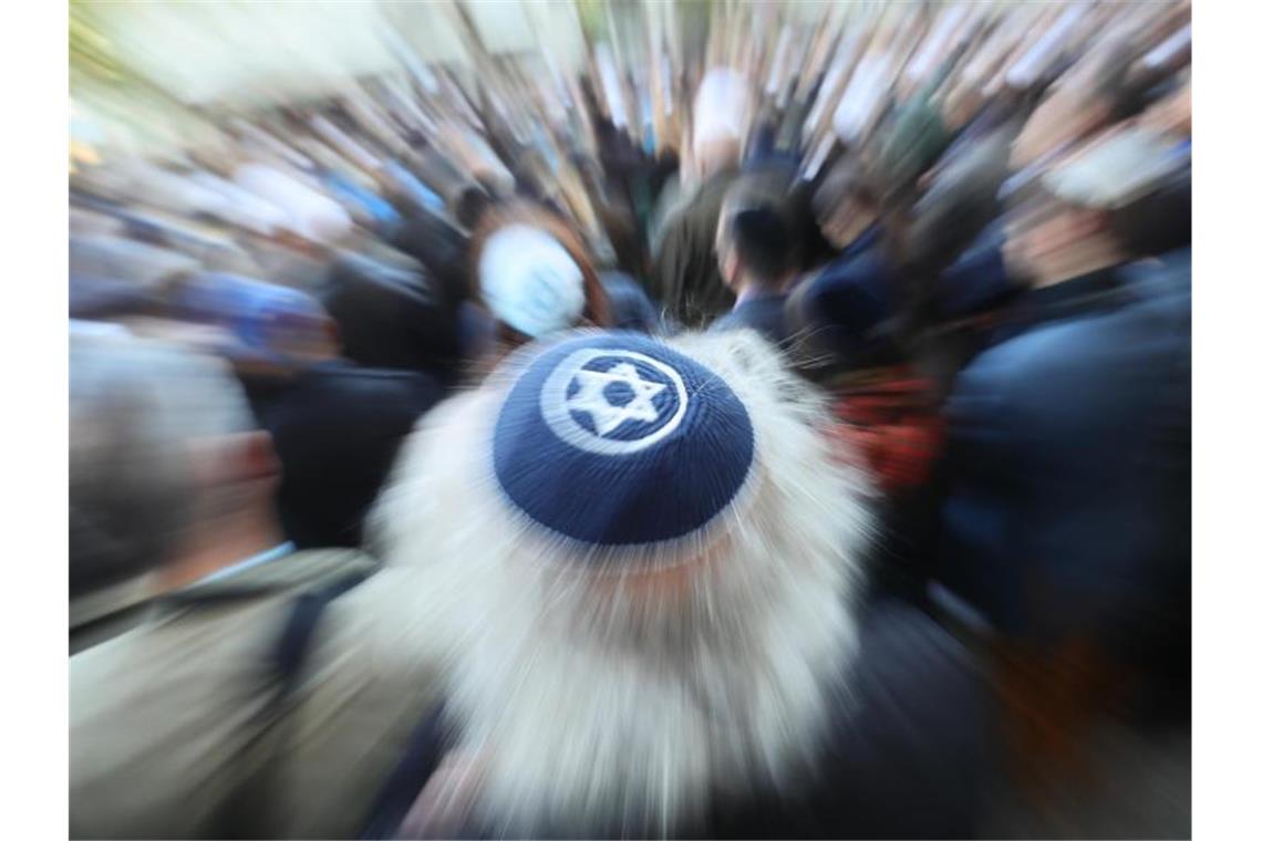 Die Kippa wird von jüdischen Männern als Zeichen ihres Glaubens traditionell den ganzen Tag lang getragen. Foto: Michael Kappeler