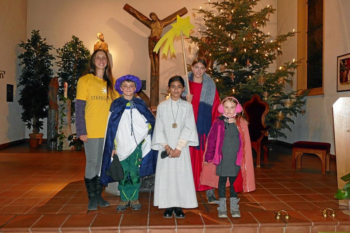 Die Kirchberger Sternsinger bei ihrer Vorstellung im Gottesdienst (von links): Ellen Döbele, Ben Döbele, Isabella Sunny, Lara Döbele und Leni Döbele. Foto: Horst Steven